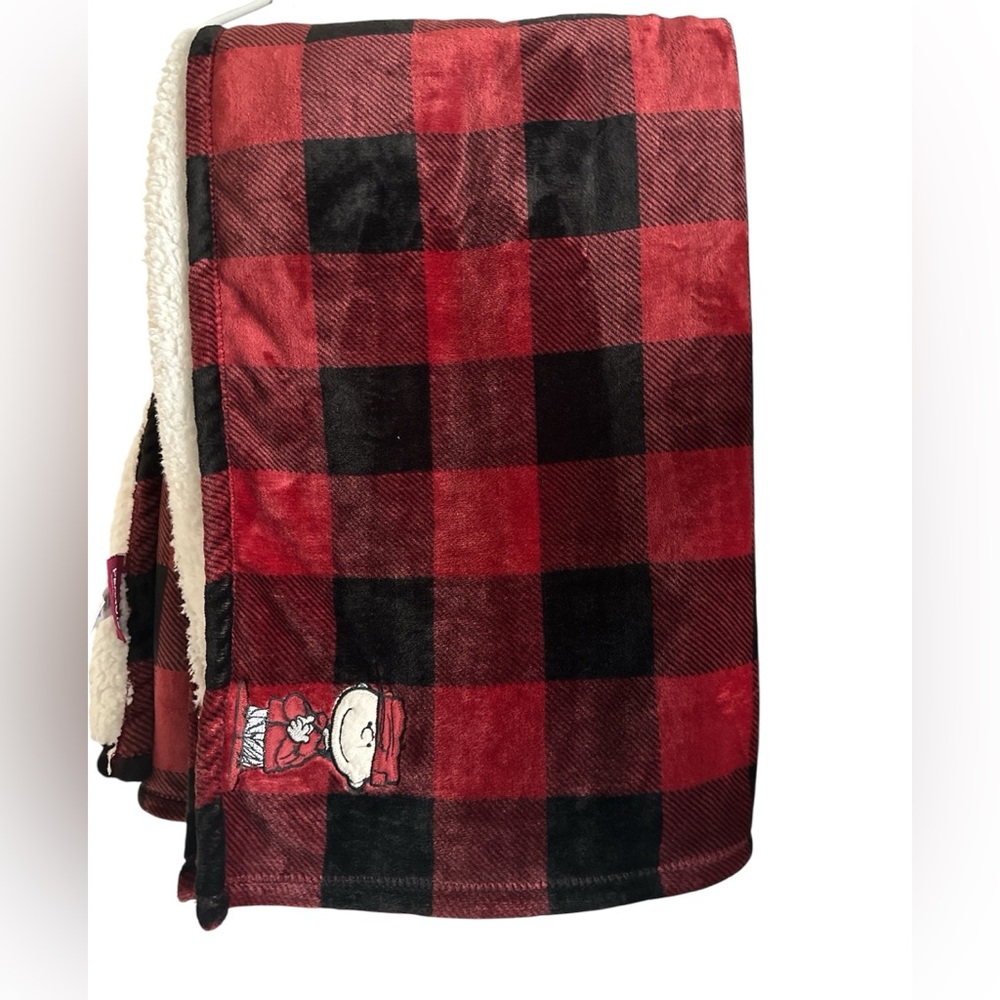 Peanuts Charlie Brown buffalo plaid Sherpa throw blanket NWOT